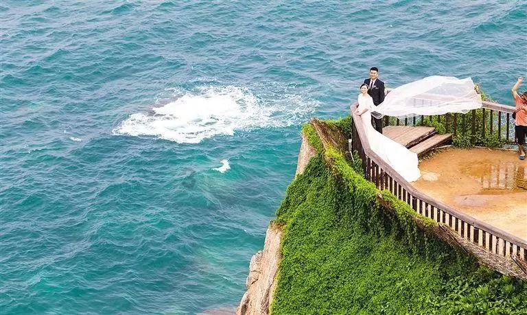 李湘开通二手平台,毛巾卖1560元引争议,被质疑后发文称全场10元